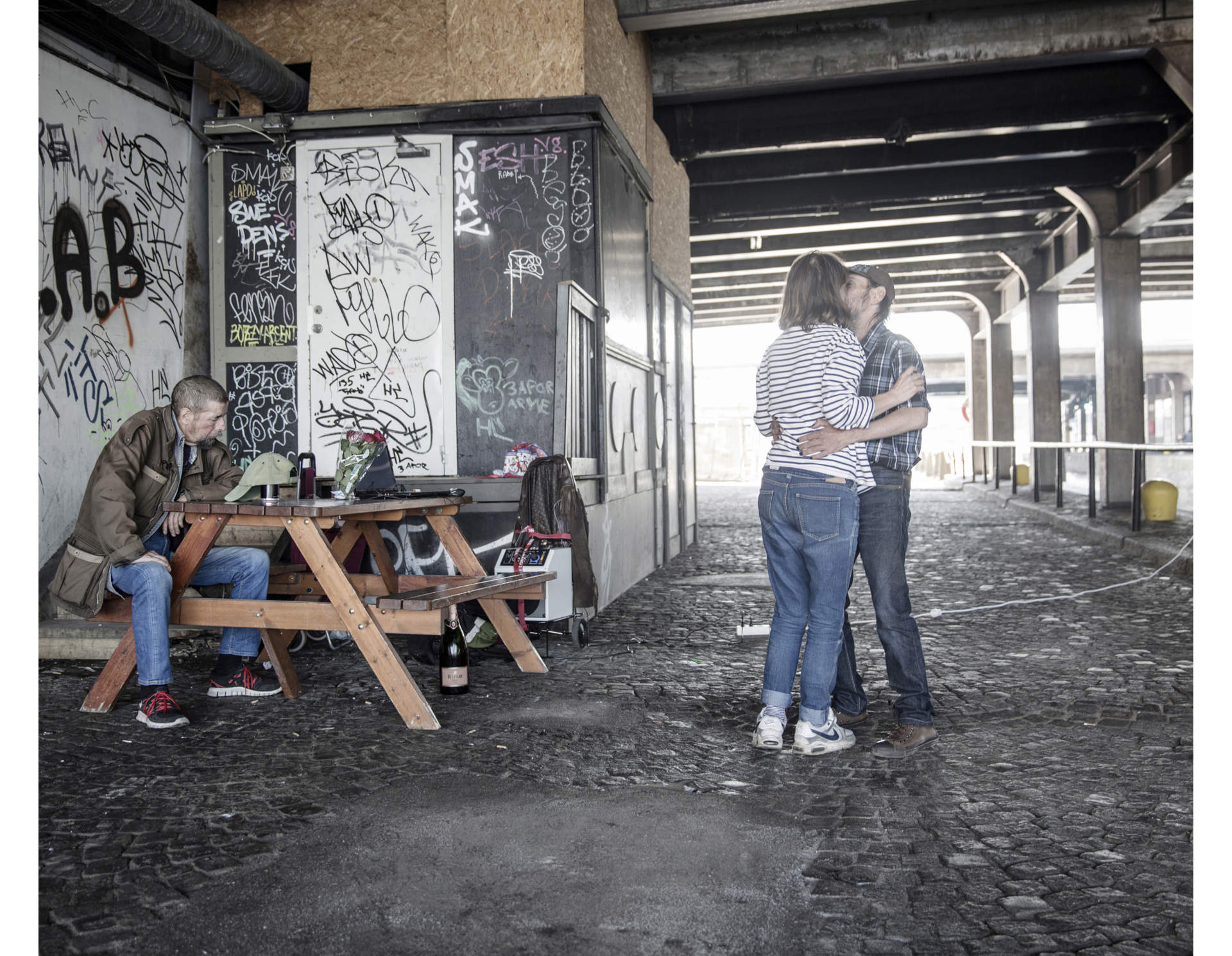 It's Mattes birthday and the two friends celebrates together with Pekkas girlfriend at their favourite spot under a bridge in Stockholm. Pekka saved his money for months to buy a 30 min helicopter tour for Matte, something he had wished for his entire life. "Now I can die happy" said Matte.