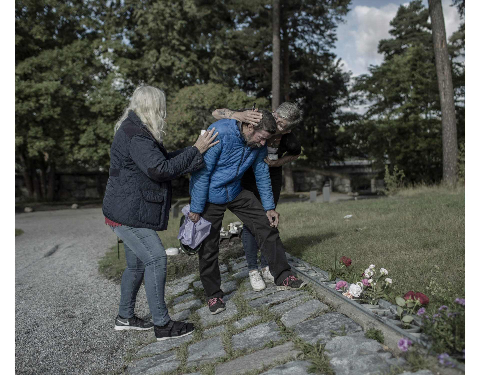 Pekka is dead. Matte is comforted by friends as he visits a memorial to give a flower to his best friend Pekka. Tears are running down his face. He has difficulty standing up
